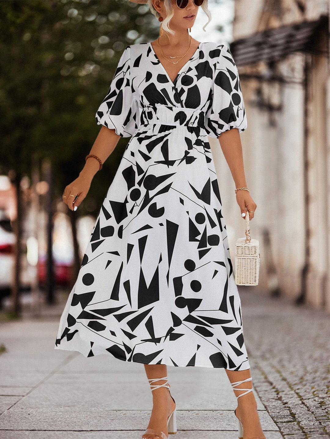 Vestito Lungo con Stampa Geometrica e Scollo a V