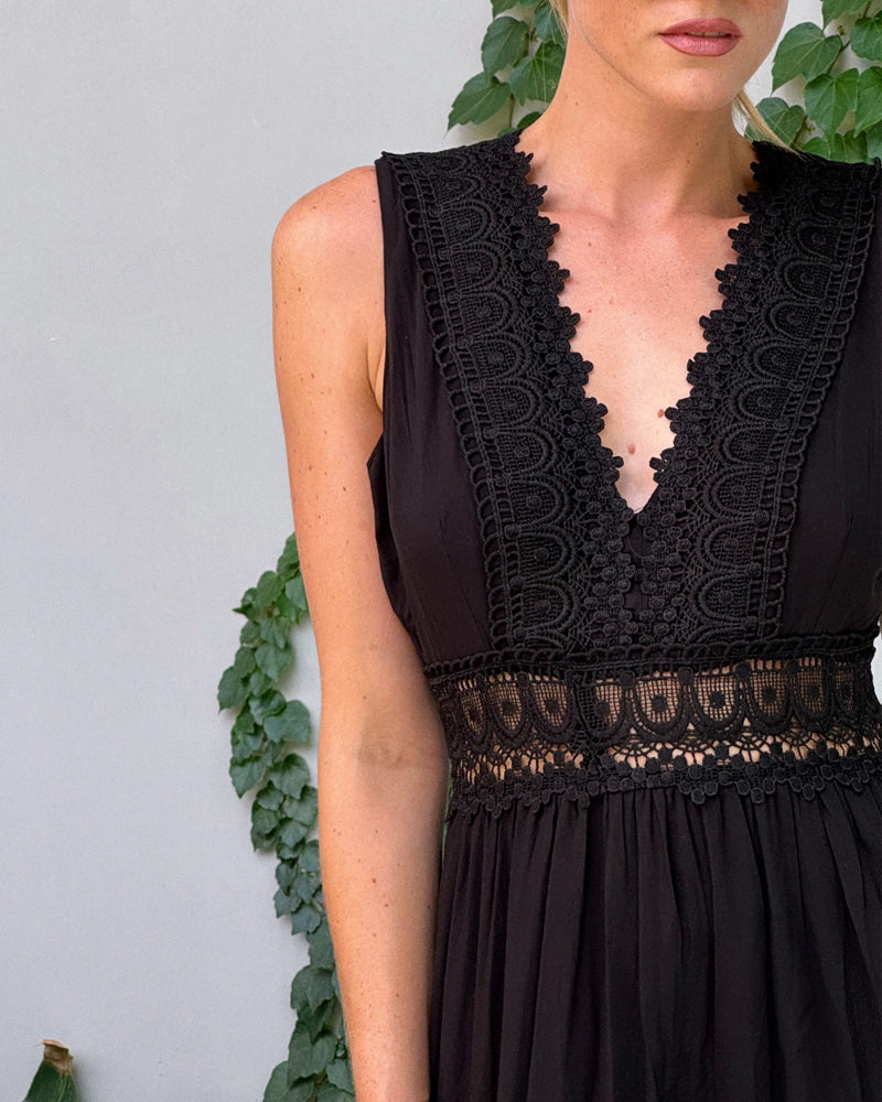 Iris™ | Timeless V-Dress