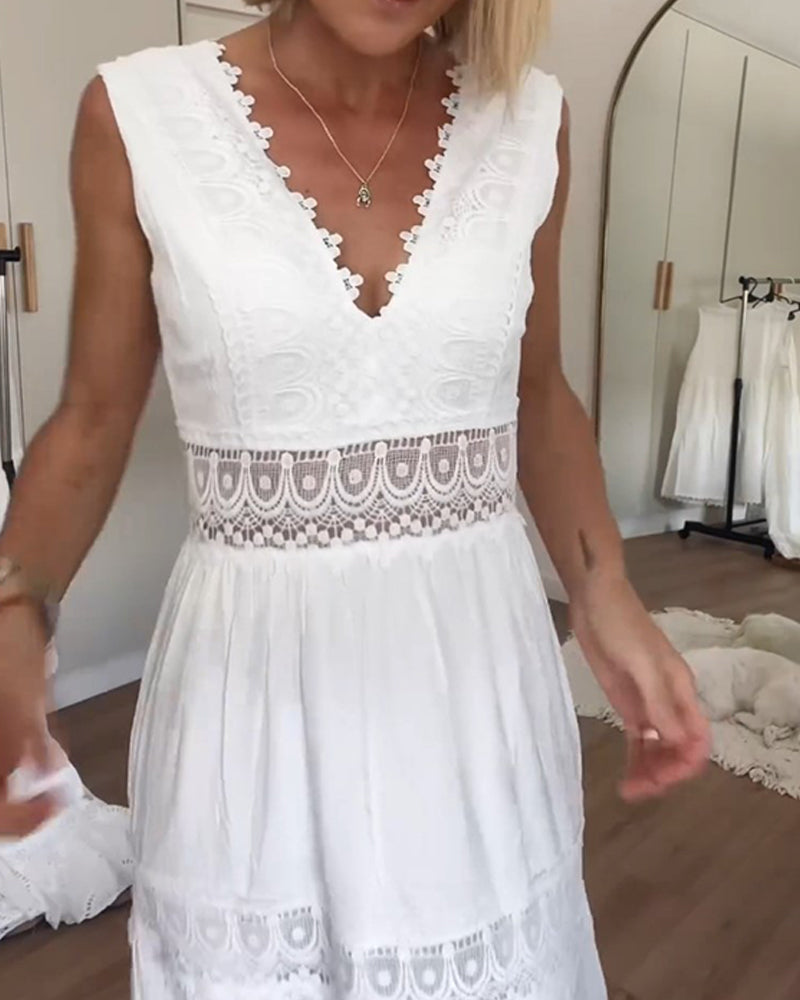 Iris™ | Timeless V-Dress