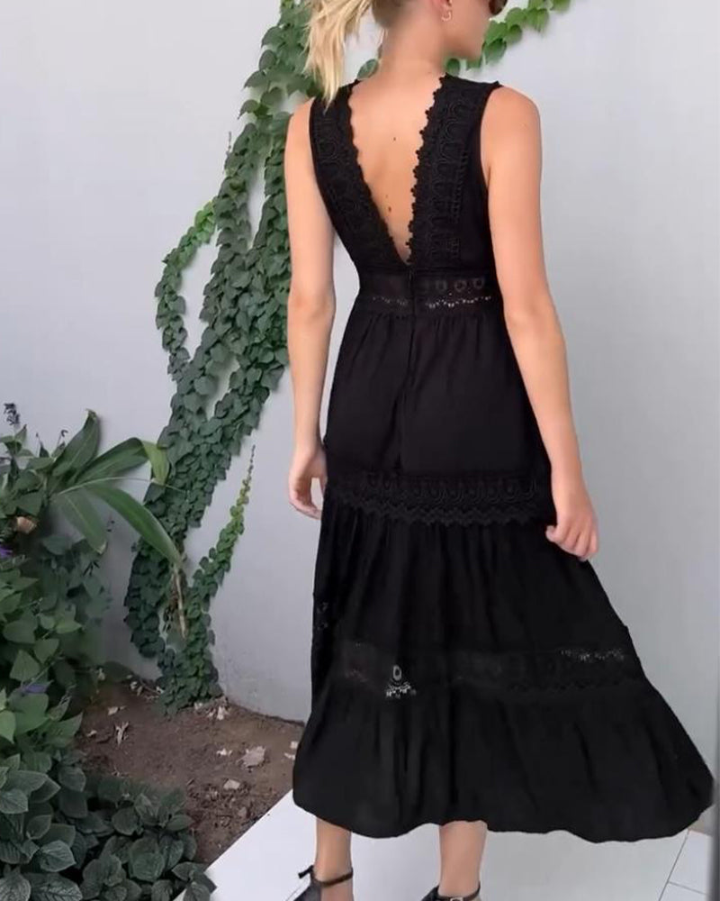 Iris™ | Timeless V-Dress